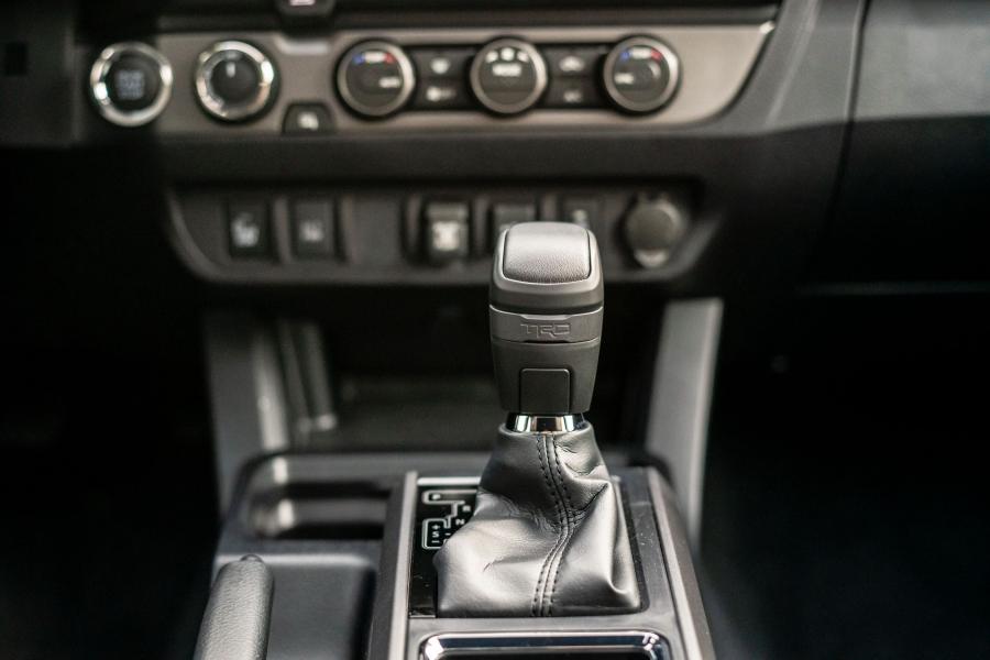 Детали интерьера Toyota Tacoma TRD Pro Double Cab 2019 года  (фото 42 из 60)